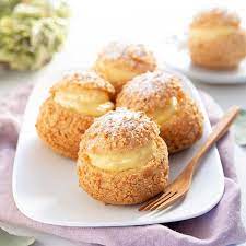 chou a la creme クッキーシューを作りました 今月の通信講座上級クラスのメニューです ころんと可愛い形に焼き上がるのはこのレシピならでは 2年ほど前にレッスンしているのでレシピはあるのですが 先日シュー皮だけ作り方の微調整のため焼いた時のこと 中のクリームは