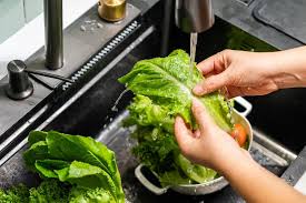 Bagged lettuce is out, berries are getting the side-eye. We asked 6 health experts what they're eating — and avoiding — during the cyclosporiasis outbreak.