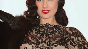 Find the perfect dita von teese and marilyn manson stock photos and editorial news pictures from getty images. Leute Dita Von Teese Stellt Den Glamour Uber Die Jugend Welt