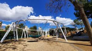 El parc del Poblenou acull una nova àrea de joc infantil, singular i ...
