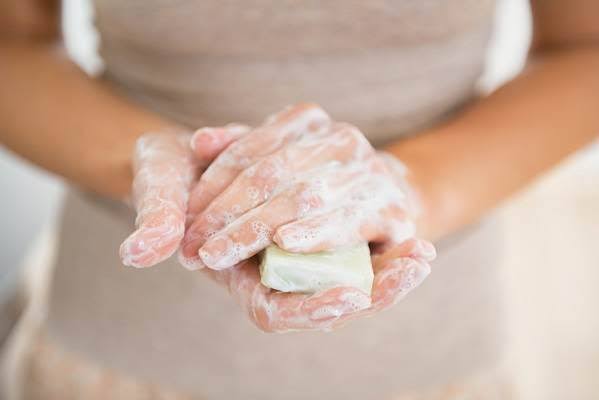 VỆ SINH VÙNG KÍN BẰNG XÀ BÔNG, SỮA TẮM ĐÚNG HAY SAI? - Độc quyền thương  hiệu Femfresh số #1 UK