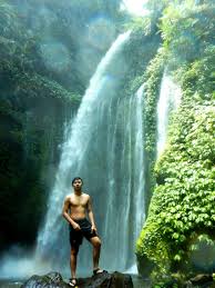 Selain itu, dasar kolamnya yang lembut dan juga datar memungkinkan para pengunjung untuk dapat berenang dan bermain air. Siapa Pun Bisa Ke Air Terjun Tiu Kelep Treknya Gampang
