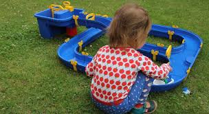 Alles zum spielen im garten statten sie sich mit den wichtigsten produkten rund um das spielen im garten aus und sorgen sie für eine echte wohlfühloase. 5 Ideen Fur Spiele Mit Wasser Im Garten Lavendelblog