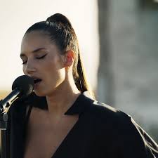 La espectacular actuación de India Martínez cantando esta preciosa canción  de Mecano, Me cuesta tanto olvidarte