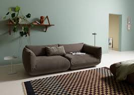 The generous upholstery and the round shapes characterize this sofa, which stands on filigree metal feet. Cor Jalis 21 Sofa Drifte Onlineshop