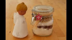 Meiner freundin anja habe ich am freitag eine backmischungimglas geschenkt und die backmischung im glas: Diy Last Minute Geschenkidee Backmischung Im Glas Fur Schokoladen Walnuss Muffins Youtube