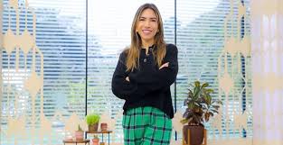 Patrícia abravanel está sendo duramente atacada por alguns internautas após minimizar a homofobia. Ku2edi0adcb25m