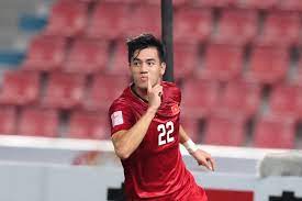 Nhìn lại hành trình đã qua của u23 việt nam tại vòng chung kết u23 châu á, cầu thủ sinh năm 1997 khẳng định tất cả các đội bóng trong cùng bảng đấu đều mang đến một sức mạnh riêng và đồng đều với nhau. Chá»'t 5 Ä'á» Cá»­ Quáº£ Bong Vang VÄƒn Quyáº¿t Co Ten Tiáº¿n Linh Váº¯ng Máº·t Bao NgÆ°á»i Lao Ä'á»™ng