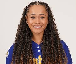 Lilly Meek's Instagram, Twitter & Facebook