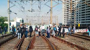 Se metió por debajo de dos . Tren Roca Servicio Limitado Por Una Protesta En Avellaneda Inforegion