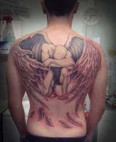 15 tatuajes 'aesthetic' para llenar tu vida de rosa. Tatuaje De Varios Angeles Y Una Frase Entre Nubes