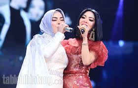 Seperti biasanya, penampilannya dilengkapi dengan kacamata hitam. Gamis Ala Adik Syahrini Rekomendasi Gamis Hijab Modern Ala Syahrini Di Pusat Rofif Arya