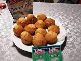 Oggi vi proponiamo la ricetta dei muffin senza uova, sì, avete letto benissimo! Ricetta Muffin Senza Lievito Dolcidee