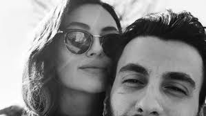 Aranjörlük kimliğini de erken yaşta fark eden bertan asllani, abisiyle beraber bma brother's. Bertan Asllani Ne Lidhje Dashurie Me Aktoren E Njohur Turke Sovrani