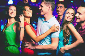 Bien que barcelone dispose de discothèques, clubs et boites de nuit qui proposent de la musique (que ce soit avec des chanteurs en direct, la présence de djs qui jouent des grands tubes, ou avec de la musique de fond pour danser un peu) répartis dans toute la ville, il est certain que dans certains endroits le loisir nocturne est plus important que dans d'autres et par conséquent le nombre de ces endroits est bien plus important. Barcelona Night Card Nightlife Et Club 7 Jours Pass 2021 Barcelone Garantie Du Prix Le Plus Bas