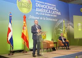 El catedrático español Marcos Masso(@marcos.massog), participó en el panel  “La democracia constitucional en América Latina”, moderado por el  magistrado Fernando Fernández Cruz, juez titular del #TSE, expreso sobre la  república dominicana sostiene
