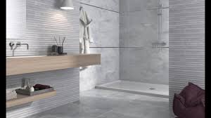 Además, como puedes ver, tiene muy poca superficie lisa, ya que hasta los azulejos tipo metro crean una parrilla llena de relieve que hace que el baño tenga mucha textura y parezca menos frío. Tendencias En Banos Youtube