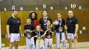 Kamel et aziz présentent leurs préstigieuses médailles avec la ceinture mondiale pour aziz. Lievin Deux Lievinois Champions Du Monde De Full Contact La Voix Du Nord