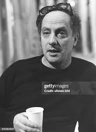 28 Hand Becher Stock Photos, High-Res Pictures, and Images