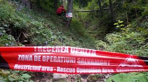 Traseul complet duce pana la cabana dochia, pe marcajul cruce rosie pe fond alb. Traseul Turistic Ce Face Legatura Intre Cascada Duruitoarea Si Cabana Dochia Prin Piciorul Schiop Este Inchis