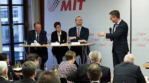 Wer macht das rennen um die kanzlerkandidatur? Cdu Vorsitz Kandidaten Prasentieren Sich Mit Bundesvorstand Mittelstands Und Wirtschaftsunion