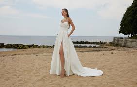 Simple, Elegant, Minimalist Wedding Dresses: Timeless Styles for Classic  Brides