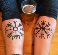 Vegvisir And Aegishjalmur Tatueringsideer Tatuering Runor