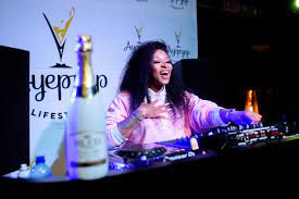 Dj zinhle was chosen as the headline act for the inaugural red bull music experience in cape town. Watch Dj Zinhle Announces Pregnancy New Reality Show