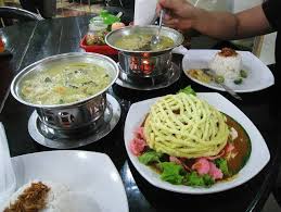 Makanan tradisional asli dari daerah cilacap ini juga sering disebut banyak orang dengan sego lengko, mengingat bahasa daerahnya nasi adalah sego. 40 Makanan Khas Jakarta Yang Wajib Kamu Coba Mana Favoritmu