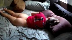 طيز امي مثير و جميل وشديد البياض وهي تنام عارية متعمدة حتى تثيرني الجنس العربي القذر