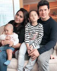 Ini potret kehanganan iko uwais bersama keluarga Alhamdulillah Qualitytime Theuwais Love Happy Family Holiday Iko Uwias And Audyitem With Their Children