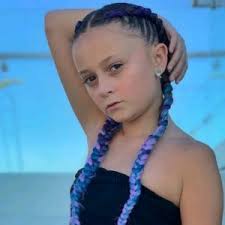 Her birthday, what she did before fame, her family life, fun trivia facts, popularity. Sophie Fergi Bio Age Net Worth Salary Single Mother Family Height