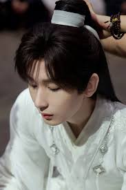 Chengyi updates behind-the-scenes photos