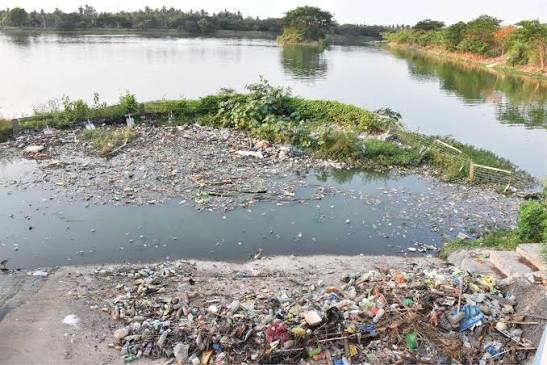 पातळगंगेचे पाणी दूषित; दुर्गंधीने वाढली आरोग्याची चिंता! पाणी स्वच्छ होईपर्यंत स्विमिंग टाळा: डॉ. मुंडे, डॉ. भुमे