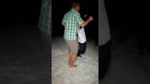 Uchi kabisa wanakata mauno kwenye mdundiko miuno ya uswahilini kwenye happy baikoko ya tiriri band yazua balaaa wadada full kuvua madera baikoko kidumbaki asali. Kibao Kata Kidumbaki Miuno Hatari