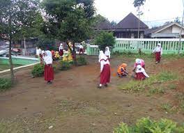 Gambar gotong royong di sekolah kartun bestkartun 11 05 2019 gambar gotong royong di sekolah kartun selamat pagi dapat berjumpa lagi bersama kita yang selalu setia buat update dan share tentang foto animasi terbaru dalam kalangan abg masa kini amat sulit untuk mengungkapkan suatu. Awal Masuk Sekolah Mim 10 Karang Anyar Gotong Royong