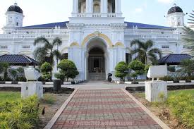 It was built to accommodate 2000 worshippers at any one time. Masjid Sultan Abu Bakar Photoblog Yang Aku Jarang Update