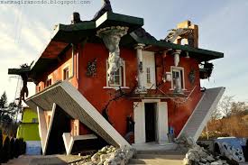 Classifica delle case più strane al mondo the basket building the crooked house stone house palais idéal upside down house kansas city public library cubic houses foto: Classifiche Le Case Piu Strane Del Mondo Immobili Ovunque