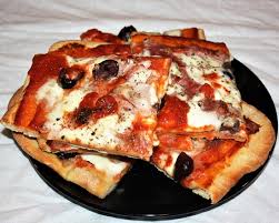 950 g farina tipo 1, 50 g farina semola grano duro, 650/680 g acqua, 20 g sale, 20 g olio, 20 zucchero, 2.5 g lievito di birra fresco. Pizza Bassa Croccante Qui A Casa La Pizza In Teglia Piace Cosi