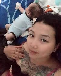 Kiều nữ hình xăm từng cãi cả gia đình để cho con bú