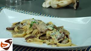 Vorresti portare in tavola una pasta con i funghi ma le ricette che conosci sono tutte troppo lunghe ed elaborate? Pasta Ai Funghi Porcini O Champignon Primi Piatti Pasta With Mushrooms Recipe Youtube