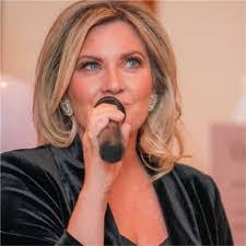 Elizabeth Meuse's Instagram, Twitter & Facebook