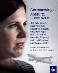Wie erklärt man seinen Kindern, dass ihr Vater nicht mehr da ist? 😢 Der  Germanwings-Absturz am 24. März 2015 hinterließ viele Fragen bei den  Hinterbliebenen. Zehn Jahre später bleibt der Schmerz frisch.