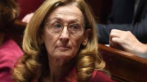 Au départ, je pense que ça n'aboutira pas mais comme je suis du genre à dire on y va et on voit après, j'accepte. Violences Conjugales Belloubet Veut Generaliser Le Bracelet Electronique L Express