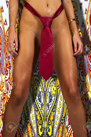 裸の女性の胴のクローズ アップは、彼女のプライベートの部分が表示されない男性のネクタイに身を包んだ女性。腹の女の子。女の子の足。 XXX。  完璧なハイヒールを履いた女性の足。の写真素材・画像素材 Image 49610060