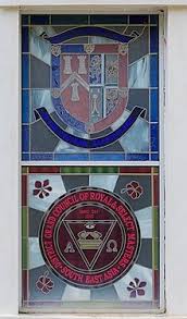 Tiada bedanya di antara dua organisasi ini, keduanya menganut bulan dan bintang, biasa terdapat dalam logo dan simbol yang digunakan oleh freemasonry, dan turut digunakan di dalam ritual penyembahan syaitan. Dewan Freemason Jesselton Wikipedia Bahasa Melayu Ensiklopedia Bebas