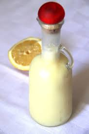 Mescoliamo bene, imbottigliamo nelle bottiglie di vetro e teniamo in freezer per circa 20 giorni. Ricetta Di Limoncello Alla Crema Ricette 2020