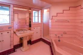 It's easy to see why the art deco look is a popular design choice. Art Deco Bathrooms Art Deco Style
