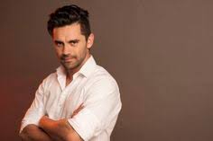 Ella llevó un vestido blanco y negro pero tuvo su toque royal blue en los zapatos. 11 Ideas De Gonzalo Heredia Gonzalo Heredia Actores Famosos