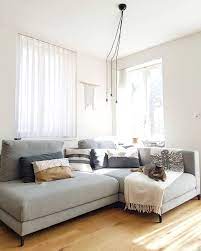 In Diesem Wunderschonen Wohnzimmer Ist Entspannung Vorprogrammiert Ein Super Bequemes Graues Sofa Kuschelige Kissen Wohnzimmer Sofa Moderne Couch Wohnzimmer